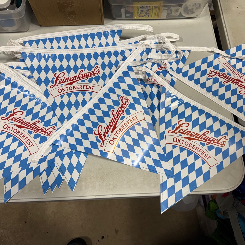 (30) Leinenkugels Leinies Oktoberfest Racing Pennant Flags Beer Bar Signs 2014